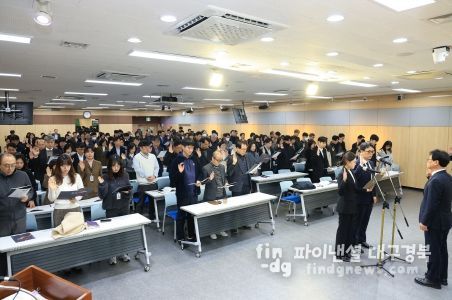 대구 수성구(구청장 김대권)가 지난 2일 개최한 ‘청렴실천 다짐 결의대회’에서 구청 공무원들이 결의문을 낭독하며 청렴 의지를 다졌다.