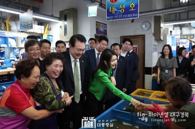 9월 14일 윤석열 대통령 부부는 부산 민락어시장 방문 및 만찬을 가졌다.