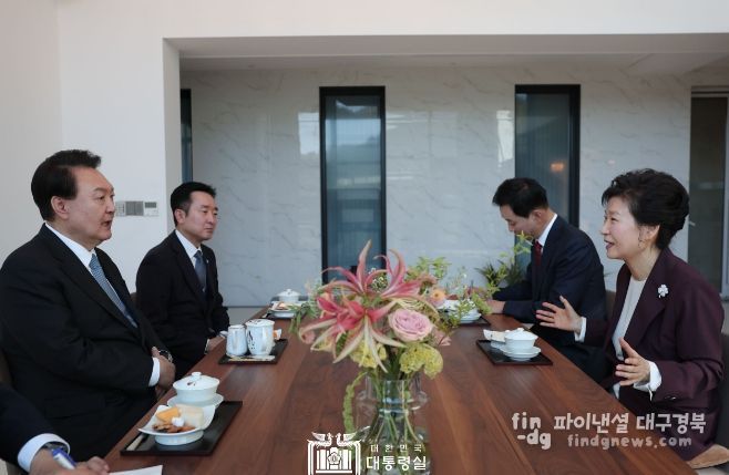 11월 7일 윤석열 대통령은 박근혜 前 대통령의 사저를 방문했다.
