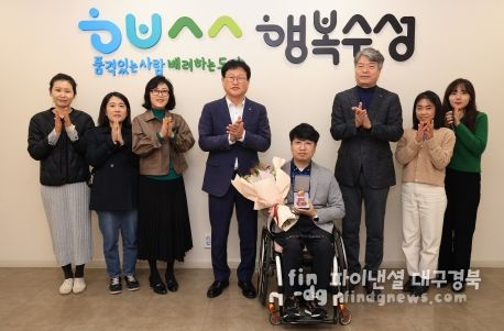 대구 수성구(구청장 김대권)는 소속 공무원인 박수범 주무관이 제43회 전국장애인체육대회 사격 단체전에서 동메달을 수상하고 구청 관계자들과 기념 촬영하고 있다.