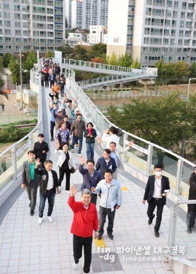 지난 10월 준공된 포항 철길숲 상생숲길 인도교.