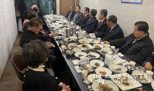 포항시는 2일 지역의 각계 원로들이 참석한 가운데 지역 현안에 대해 의견을 나누고 향후 포항시정 발전 방향에 대해 논의하는 간담회를 개최했다.