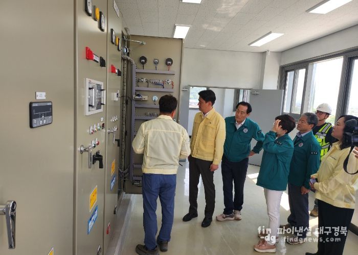 최재훈 달성군수가 논공읍 금포리에 위치한 삼리배수장에서 배수시설 정상 작동 상태 여부 등을 확인 중이다.
