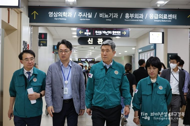 이강덕 포항시장은 지난 14일 포항성모병원을 방문해 의료기관 관계자들을 격려하고, 시민들이 의료기관 이용에 불편함이 없는지 현장 상황을 점검했다.