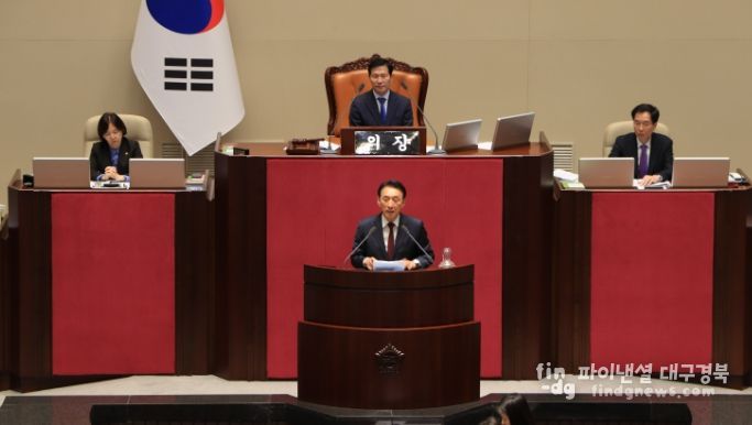 김석기 외교통일위원장이 28일 서울 여의도 국회에서 열린 본회의에서 발언하고 있다.