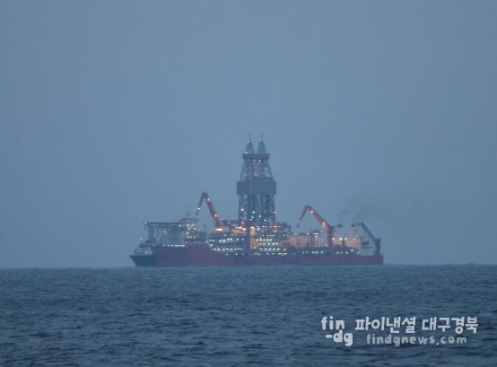 지난해 12월 경북 포항시 앞바다의 ‘대왕고래’ 유망구조에서 시추선 ‘웨스트카펠라호’가 탐사 시추 작업을 하고 있다.