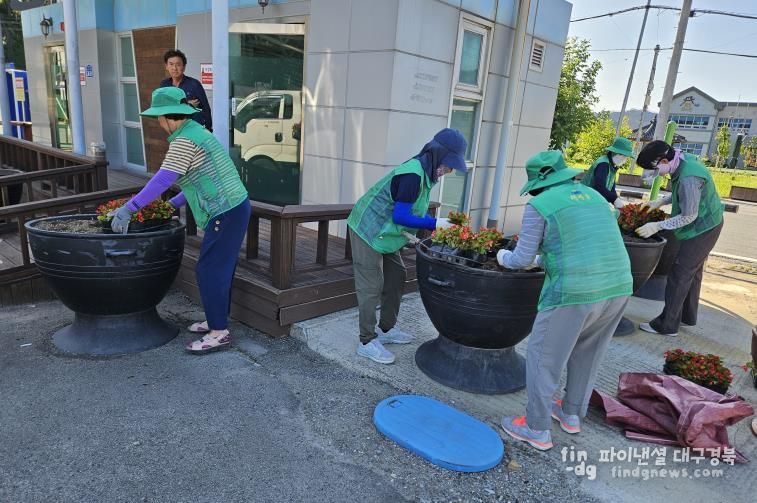 의성 단촌면 새마을부녀회, 산불 피해 딛고 꽃 심기 재개