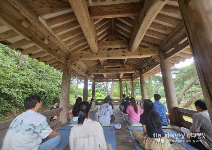 소수서원 취한대에서 체험형 명상 프로그램을 진행하고 있다