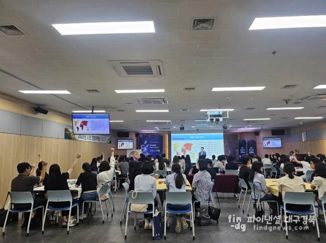 수성구청 직원들이 ‘도전! 청렴오락실’ 프로그램에 참여하여 청렴 퀴즈를 풀고 있다.