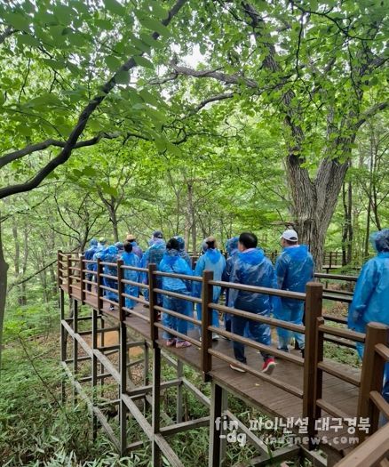 경주시 치매안심센터는 지난 18일 국립청도숲체원에서 치매 환자와 가족을 대상으로 ‘산림치유 힐링 프로그램’을 진행했다