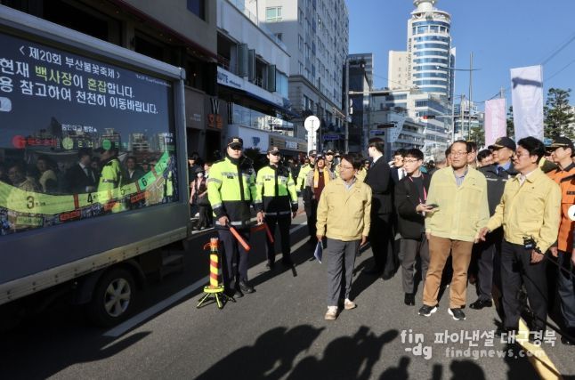 김민석 국무총리가 15일 부산 광안리해수욕장 일대를 돌아보며 부산 불꽃축제 안전관리상황을 점검하고 있다.(국무총리실)