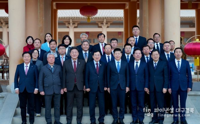 중국 둔황시를 방문한 주낙영 경주시장과 경주시 대표단이 18일 둔황시청 앞에서 둔황시 주요 인사들과 기념촬영을 하고 있다.