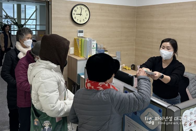 대구 수성구 고산건강생활지원센터에서 수성구 주민에게 새 칫솔과 구강 관리 안내물을 배부하고 있다.