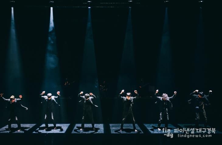 세계 유수의 도시와 축제에 초청받은 현대무용단 모던테이블의 <다크니스 품바>가 영덕에서 박력넘치는 공연을 펼쳐 환호를 받았다.