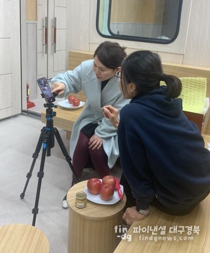 내 손안의 스튜디오! 숏폼&라이브커머스 A to Z’ 교육중 실제 송출 연습을 하고 있다.