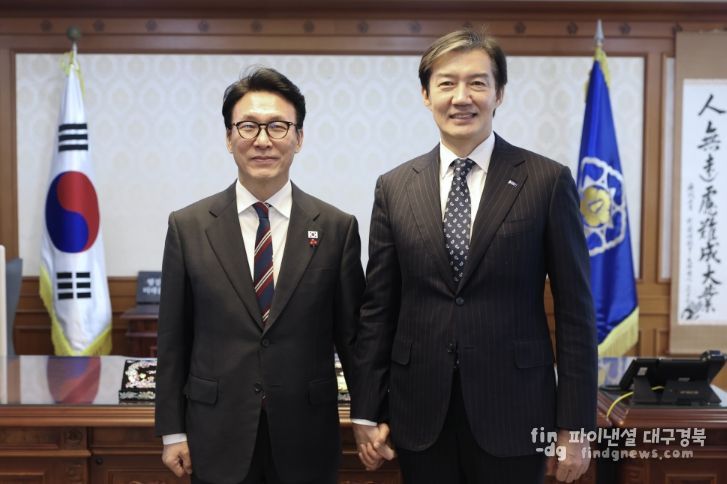 김민석 국무총리가 5일 세종대로 정부서울청사에서 조국, 조국혁신당 대표와 면담을 하고 있다.