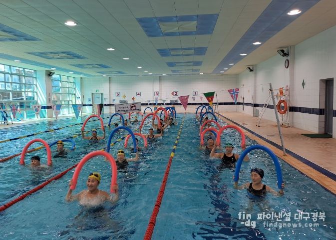 영덕군보건소 수중운동 교실 모습.