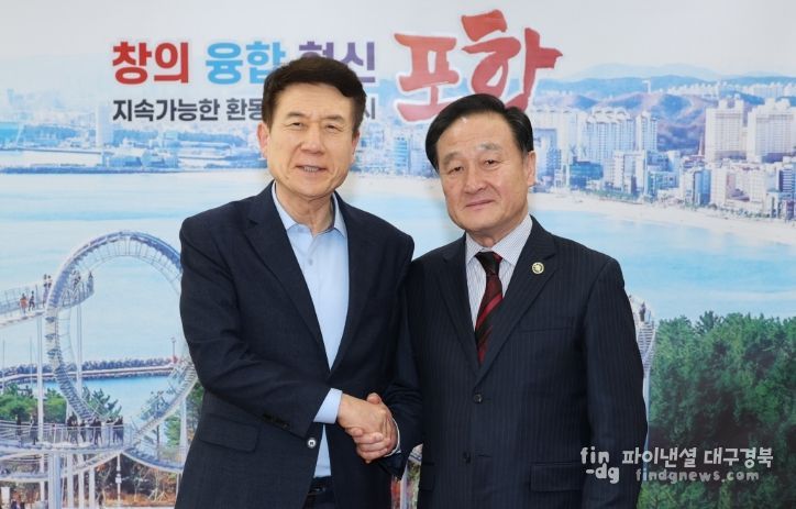 김용주 재경대구경북시도민희 회장 당선자가 15일 이강덕 포항시장과 면담을 가진 후 기념촬영을 하고 있다.