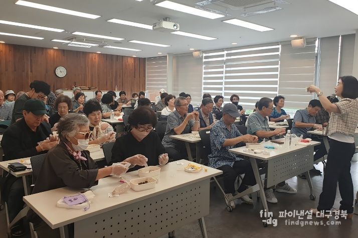 영주시노인복지관에서 진행한 인문강좌 및 체험프로그램이 진행되고 있다.