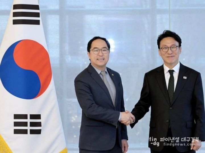 미국을 방문 중인 김민석 국무총리가 12일(현지시간) 미국 워싱턴DC 백악관에서 앤디 김(Andy Kim) 상원의원과 면담을 하고 있다.(국무조정실)