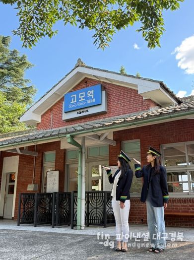 관광객들이 고모역에서 역무원 체험을 하고 있다.