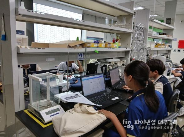 달성군 ''DGIST 과학창의학교' 개강 사진 2(자료사진. 지난해 진행된 화학기초수업 현장.)