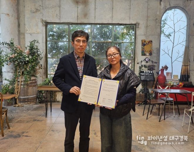 포항시는 18일 ‘작지만 특별한 결혼식’ 사업의 성공적인 추진을 위해 지역 웨딩서비스 업체인 ▲포토피아 ▲루다 ▲디어파티 스튜디오와 업무협약(MOU)을 체결했다.