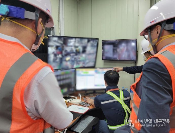 ‘AI솔루션 개발·실증 지원사업’에 참여하는 지역 AI기업 앰버로드 대표 등이 철강제조 기업인 스톨베르그&삼일의 통합관제실에서 공정 운영 현황을 모니터링하고 있다.