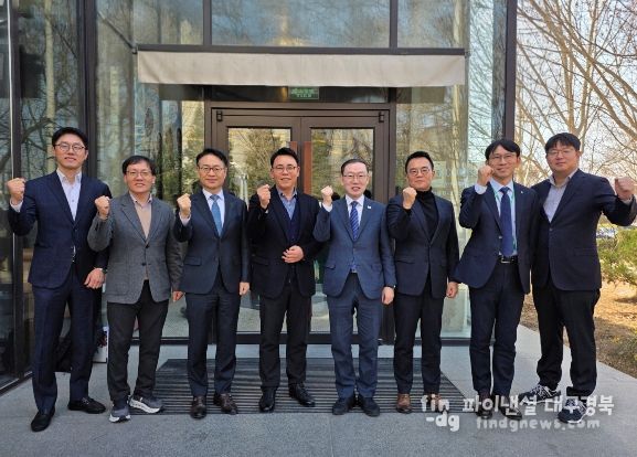 이명구 관세청장(오른쪽 네번째)이 19일 중국 베이징에서 현지에 진출한 7개 우리기업 관계자들과 간담회를 마친 뒤 기념 촬영하고 있다