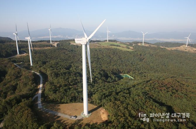 경주시 관내 풍력발전시설 전경. 시는 4월 1일부터 20일까지 풍력발전시설 24기를 대상으로 합동 안전점검을 실시한다