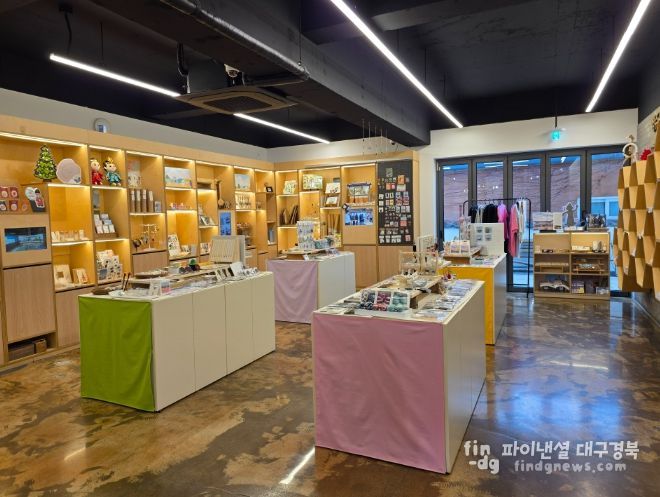 경주시 청년감성상점 내부 전경. 지역 청년 예술가들이 제작한 창작 굿즈와 경주 로컬 콘텐츠가 전시돼 있다