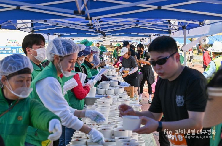 영주시 새마을회가 1만명 분 국수나눔을 하고 있다.